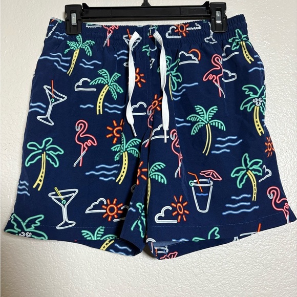 Men’s Chubbies 5.5 in. Swim Trunks, Neon Lights, 4-way stretch Pockets Tropical - Picture 2 of 13